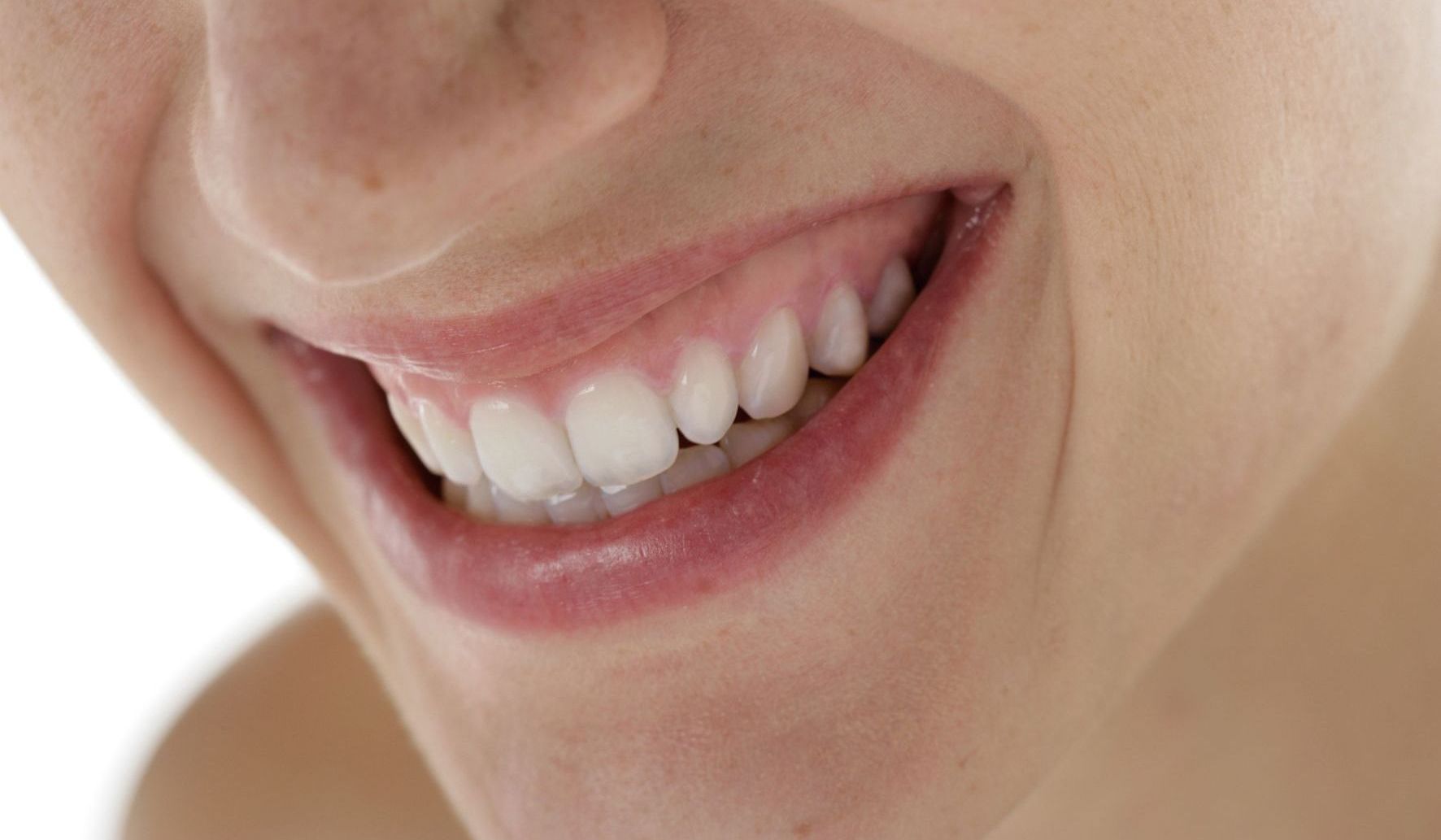 ... wünschen sie sich hellere Zähne ? Zähne können sich über die Jahre und den Einfluss von z.B. Zigaretten, Kaffee, Tee, Rotwein dunkel verfärben.Es besteht die Möglichkeit , Ihre Zähne mit geeigneten Mitteln wieder aufzuhellen. Vor jeder Bleichmaßnahme, sollte eine professionelle Zahnreinigung durchgeführt werden, um feste verfärbende Auflagerungen und Verfärbungen auf dem Zahn zu entfernen. Anschließend wird dann die Zahnsubstanz durch Bleaching aufgehellt. Home Bleaching Ist der Wunsch mehrere Zähne aufzuhellen, gelingt das am besten mit sogenannten Bleichschienen. Es werden Abdrücke der Kiefer angefertigt und anhand der Modelle eine dünne Schiene gefertigt, die als Träger für das Bleichmaterial dient. Die Schienen werden von Ihnen Zuhause mit einem speziellen Bleichgel befüllt und für einen bestimmten Zeitraum getragen (Home Bleaching). Wir werden Ihnen das Vorgehen genau demonstrieren. Es ist eine schonende Methode, die später jederzeit mit den vorhandenen Schienen wiederholbar ist. In-Office-Bleaching in der Praxis Das sogenannte In-Office-Bleaching erfolgt in der Praxis in nur einer Sitzung. Dabei wird ein spezielles Bleaching-Gel mehrfach bei uns in der Praxis auf die Zähne aufgetragen. Da die Konzentration des Gels höher ist, muß die Mundschleimhaut sorgfältig geschützt werden. Außerdem können leichte Überempfindlichkeiten entstehen, die aber in den meisten Fällen schnell wieder zurückgehen. Diese Verfahren kommt beim Aufhellen von kleinen gezielten Zahnpartien zum Einsatz. Eine besonderer Fall liegt vor, wenn Zähne aufgrund einer Wurzelkanalbehandlung dunkel verfärbt sind. Zum Bleichen wird hier ein Bleichmittel von Innen in den Zahn eingebracht.